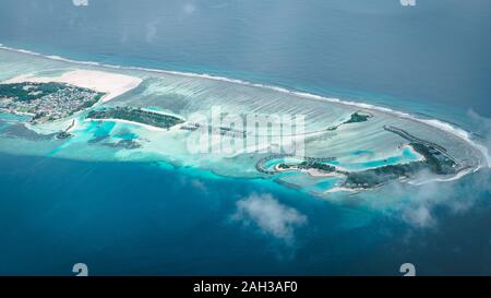 Malediven vom Himmel mit dem blauen Meer und weißen Sand und Strand im Indischen Ozean Stockfoto