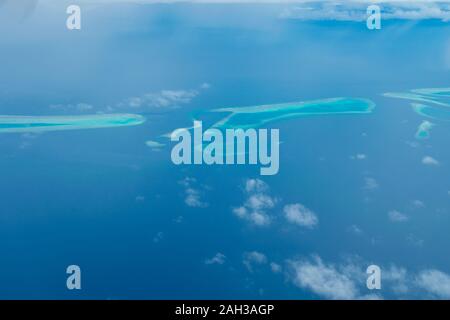 Malediven vom Himmel mit dem blauen Meer und weißen Sand und Strand im Indischen Ozean Stockfoto