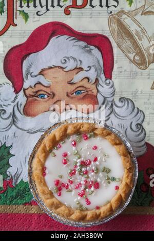 Herr Kipling festliche Bakewells bakewell tart überaus guten Kuchen auf Weihnachten serviette Serviette Stockfoto