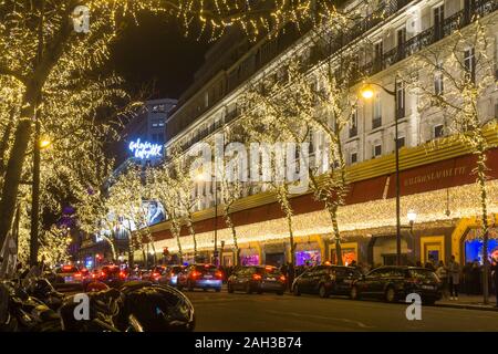 Paris Weihnachten - Äußere der Galeries Lafayette, einem gehobenen Department Store in Paris während der Weihnachtszeit. Frankreich, Europa. Stockfoto