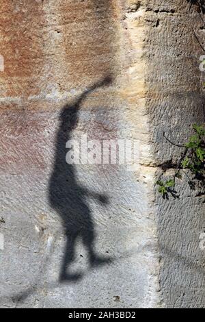 Zu Fuß auf einem Riemen gespannt zwischen zwei Ankerpunkten, Schatten. Stockfoto