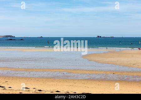 St. Malo, Frankreich - 16. September 2018: Surfer surfen am Strand entlang in Saint Malo. Bretagne, Frankreich Stockfoto