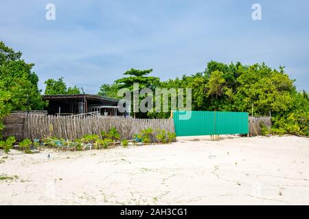 Bungalows und Häuser auf den Malediven mit wunderschönen türkisen Meer und Wolken im Himmel Stockfoto