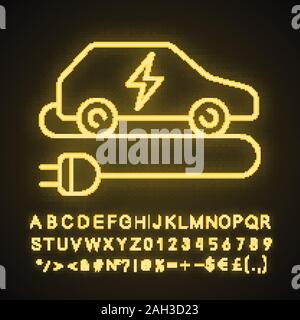 Elektrische auto Neonlicht Symbol. Umweltfreundliches auto. Grünes Fahrzeug. Automobil mit Netzstecker. Leuchtende Zeichen mit Alphabet, Zahlen und Symbolen. Vektor Stock Vektor