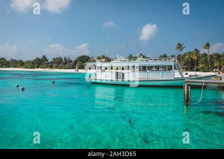 Malediven mit dem türkisfarbenen Meer und Boote auf der tollen Wasser Stockfoto