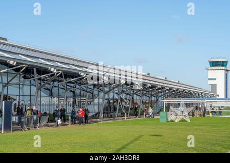 Flughafen London Southend, Southend On Sea, Essex, Großbritannien. Am Heiligabend Arbeiter streiken am Flughafen in einem Versuch, Flüge zu stören nach Gesprächen zwischen der GMB-Gewerkschaft und Stobart Luftfahrt, der den Flughafen kaputt gegangen. Die GMB behaupten, dass Stobart versagt haben Sie als Vertretung der Geschäfte am Flughafen wie die Gepäckabfertigung zu erkennen, Sicherheitspersonal und Flugzeugabfertiger und Disponenten, die auffällig sind. So weit die Passagiere am Flughafen ankommen, haben ihre Flüge auf Zeit gefangen Stockfoto