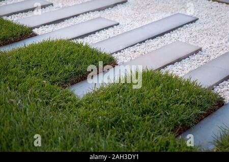 Zeitgemäße Sprungbrett ins Gras gesetzt Stockfoto