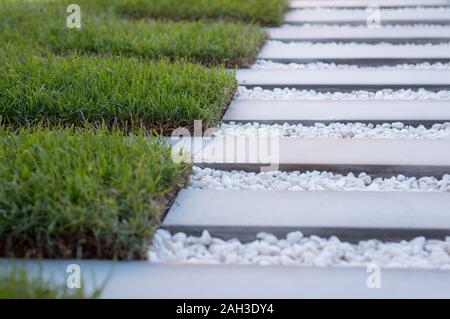 Zeitgemäße Sprungbrett ins Gras gesetzt Stockfoto