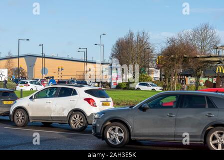 Flughafen Retail Park, Southend On Sea, Essex, Großbritannien. Weihnachten Shopper sind Position heraus auf Weihnachten last minute Shopping, hier verursachen Warteschlangen, um den Kreisverkehr herum, die versuchen, in den Flughafen Retail Park in London Southend Airport angehängt zu bekommen. Verzögerung der Passagiere Stockfoto