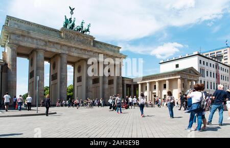 BERLIN, DEUTSCHLAND - 24. MAI 2018: die Touristen am Brandenburger Tor in Berlin beliebt, eines der wichtigsten Wahrzeichen der Stadt, der Hauptstadt der Bundes Repu Stockfoto