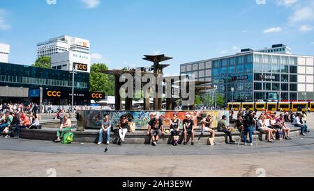 BERLIN, DEUTSCHLAND - 24. MAI 2018: Blick auf den Alexanderplatz, einem belebten öffentlichen Fußgängerzone in Berlin, Deutschland, mit dem Brunnen der Volkerfr Stockfoto
