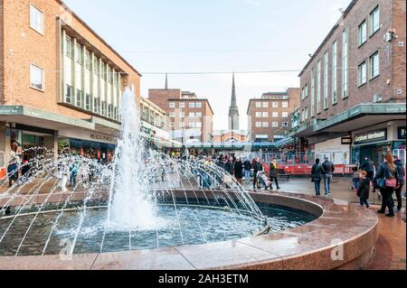 Coventry, West Midlands, UK. 24 Dez, 2019. Das Stadtzentrum von Coventry hat massive Massen der Käufer heute gesehen, ihre in der letzten Minute Weihnachten einkaufen, vor dem grossen Tag morgen. Credit: Andy Gibson/Alamy Leben Nachrichten. Stockfoto