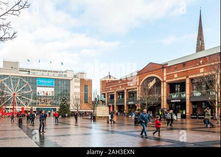 Coventry, West Midlands, UK. 24 Dez, 2019. Das Stadtzentrum von Coventry hat massive Massen der Käufer heute gesehen, ihre in der letzten Minute Weihnachten einkaufen, vor dem grossen Tag morgen. Credit: Andy Gibson/Alamy Leben Nachrichten. Stockfoto