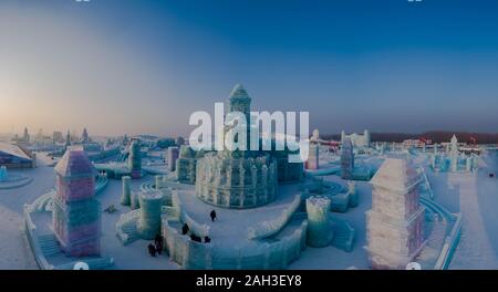 Blick auf Eis Skulpturen auf dem Display während der 21 Harbin Eis und Schnee Welt in der Stadt Harbin, im Nordosten der chinesischen Provinz Heilongjiang auf Dezember 23. Stockfoto