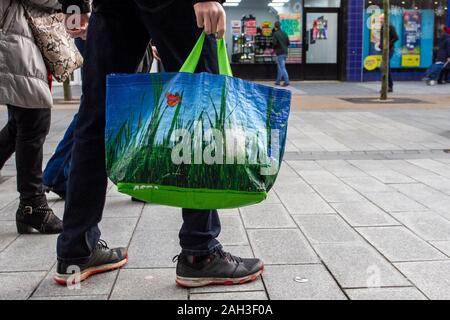 Asda Lebensmittel Supermarkt illustrierte blauen Gräser Design; recycelt Reusable Plastic Bags für Leben, Southport, Großbritannien Stockfoto