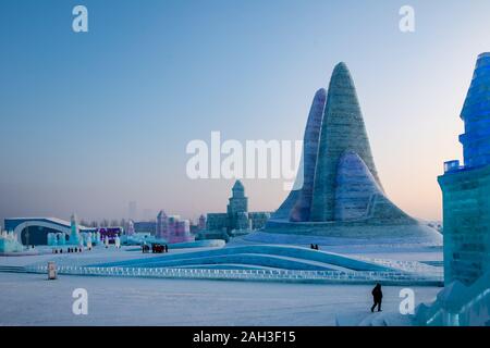 Blick auf Eis Skulpturen auf dem Display während der 21 Harbin Eis und Schnee Welt in der Stadt Harbin, im Nordosten der chinesischen Provinz Heilongjiang auf Dezember 23. Stockfoto