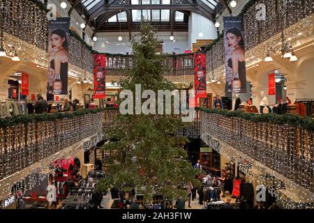 Jenners, Edinburgh, Weihnachtsbaum, Kaufhaus, Schottland, Großbritannien. Stockfoto