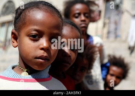 (191224) - Jemen, Dez. 24, 2019 (Xinhua) - Kinder warten Impfstoffe gegen Poliomyelitis zu während einer Immunisierung Kampagne gegen Kinderlähmung in Sanaa, Jemen, Dez. 24, 2019 erhalten. Der jemenitischen Behörden am Montag startete eine nationale Kampagne gegen Polio geimpft Targeting über 5,5 Millionen Kinder. Die von der Weltgesundheitsorganisation (WHO) und das Kinderhilfswerk der Vereinten Nationen (UNICEF), die Kampagne wurde gleichzeitig in der jemenitischen Hauptstadt Sanaa und anderen Provinzen des Landes eingeweiht unterstützt. Die dreitägige Impfung Prozess ging von Haus zu Haus Kinder unter fünf Jahren zu immunisieren. (Foto b Stockfoto