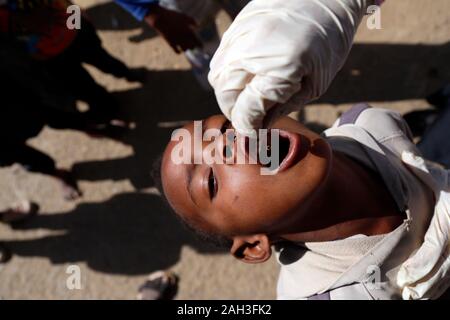 (191224) - Jemen, Dez. 24, 2019 (Xinhua) - die Gesundheit Arbeitnehmer polio Impfstoff für ein Kind während einer Immunisierung Kampagne gegen Kinderlähmung in Sanaa, Jemen, Dez. 24, 2019. Der jemenitischen Behörden am Montag startete eine nationale Kampagne gegen Polio geimpft Targeting über 5,5 Millionen Kinder. Die von der Weltgesundheitsorganisation (WHO) und das Kinderhilfswerk der Vereinten Nationen (UNICEF), die Kampagne wurde gleichzeitig in der jemenitischen Hauptstadt Sanaa und anderen Provinzen des Landes eingeweiht unterstützt. Die dreitägige Impfung Prozess ging von Haus zu Haus Kinder unter fünf Jahren zu immunisieren. (Foto b Stockfoto