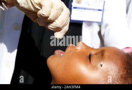 (191224) - Jemen, Dez. 24, 2019 (Xinhua) - ein Kind erhält einen Impfstoff gegen Polio während einer Immunisierung Kampagne gegen Kinderlähmung in Sanaa, Jemen, Dez. 24, 2019. Der jemenitischen Behörden am Montag startete eine nationale Kampagne gegen Polio geimpft Targeting über 5,5 Millionen Kinder. Die von der Weltgesundheitsorganisation (WHO) und das Kinderhilfswerk der Vereinten Nationen (UNICEF), die Kampagne wurde gleichzeitig in der jemenitischen Hauptstadt Sanaa und anderen Provinzen des Landes eingeweiht unterstützt. Die dreitägige Impfung Prozess ging von Haus zu Haus Kinder unter fünf Jahren zu immunisieren. (Foto durch Moham Stockfoto