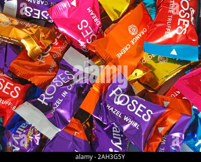Eine Nahaufnahme Hintergrund gemischte Rosen Schokolade in bunten Wrapper. Stockfoto