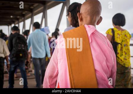 Dala, Myanmar auf der Fähre mit buddhistischen Frau, eine Nonne Stockfoto