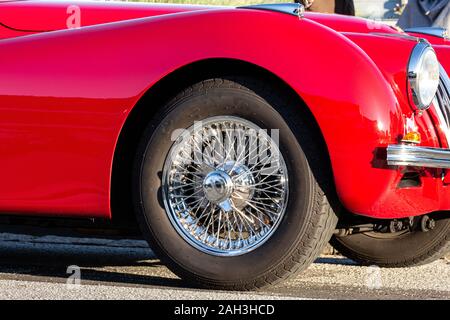 Nahaufnahme einer Speichen eines roten Roadster Stockfoto