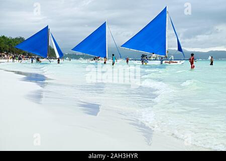 Der Provinz Aklan Boracay, Philippinen - 6. Januar 2018: Drei blaue Segelboote entlang der sauberen weißen Strand warten auf Touristen Stockfoto