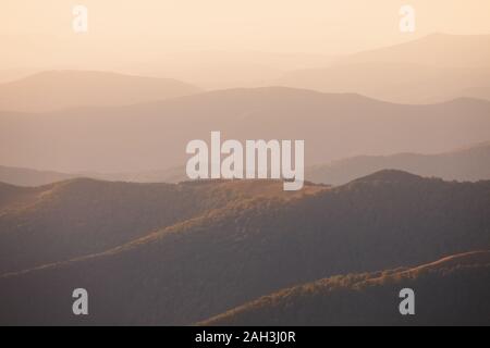 Great Smoky Mountain Panoramablick auf einem klaren blauen Himmel Tag im Oktober während der Herbst Blatt ändern. Stockfoto