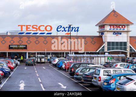 Tesco Extra auf einem 127 Prinz Avenue, Southend On Sea, Essex, Großbritannien. Heiligabend Parkplatz. Harris und Hoole besser Kaffee. Menschen, Autos. Volle Parkplatz Stockfoto