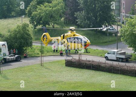 GERA, Deutschland - 29. Mai 2016: Adac Hubschrauber und Krankenwagen Stockfoto