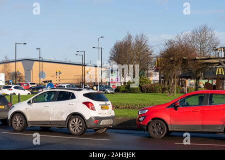 Schlange von Autos um Harfe Haus Kreisverkehr, AKA Warners Brücke Kreisverkehr für Airport Retail Park, London Luton Airport, Blockierung Eingang. Verzögerung Stockfoto