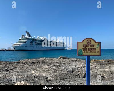 COCOCAY, BAHAMAS - 9. APR 2019: Zauber der Meere Royal Caribbean Cruise angedockt. Perfekter Tag an CocoCay, Bahamas Stockfoto