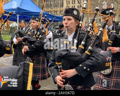 NEW YORK, NY, USA-Apr 5th 2019: Pfeifer und Trommler spielen Scotland the Brave für die New York Tartan Day Parade Stockfoto