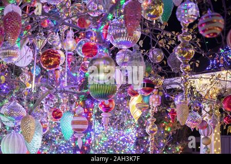 San Francisco, USA. 23 Dez, 2019. Dekorationen für Weihnachten sind auf Eukalyptus Allee in San Carlos von Kalifornien gesehen, die Vereinigten Staaten, Dez. 23, 2019. Credit: Li Jianguo/Xinhua/Alamy leben Nachrichten Stockfoto