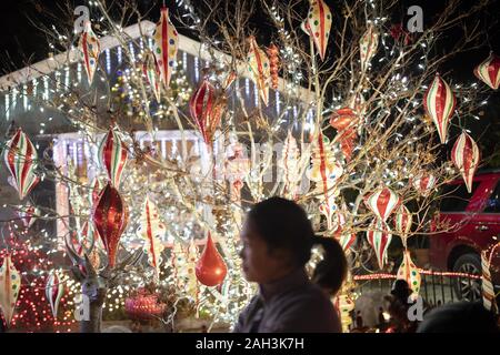 San Francisco, USA. 23 Dez, 2019. Dekorationen für Weihnachten sind auf Eukalyptus Allee in San Carlos von Kalifornien gesehen, die Vereinigten Staaten, Dez. 23, 2019. Credit: Li Jianguo/Xinhua/Alamy leben Nachrichten Stockfoto