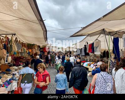 VILA NOVA DE CERVEIRA, PORTUGAL - JUL 27 2019: berühmte traditionelle portugiesische Straße Markt Stockfoto