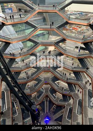 New York City, NY, USA - April 05, 2019: Das Schiff, eine moderne Kunst, wabe wie Treppe im Hudson Yards Stockfoto