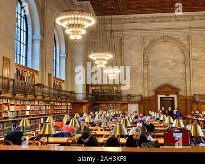 NEW YORK, USA - APR 2019: Menschen lernen in der New York Public Library in der drittgrößte öffentliche Bibliothek in Nordamerika Stockfoto