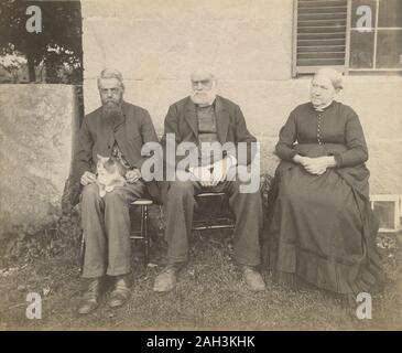 Antike c 1890 Foto, Hiram C. Newton mit Vater und Mutter in Troy, New Hampshire." Hiram C. Newton der 'Home Companion' Familie Papier veröffentlicht und Yankee Vorstellungen, Bücher verkauft, und Zeitschriften. Quelle: original Foto. Siehe Bild 2 AGXMPG für eine andere Sicht auf diese Familie. Stockfoto