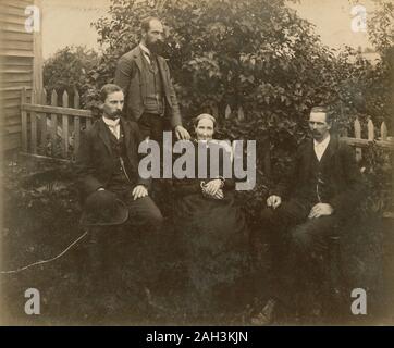 Antike c 1890 Foto, "C. Alexander mit Mutter und Brüder an der Troy, New Hampshire." Quelle: original Foto Stockfoto