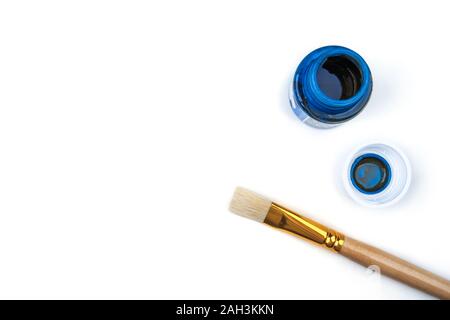 Pinsel und der blauen Farbe auf weißem Hintergrund Stockfoto