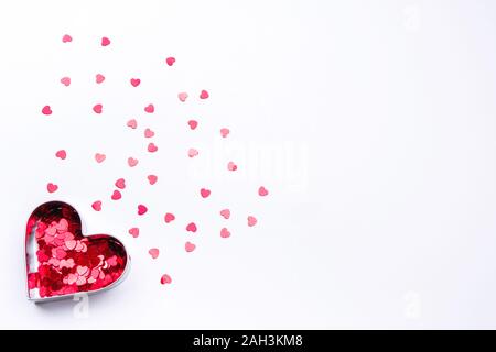 Roten Herzen auf einem hellen Hintergrund. Hintergrund für den Valentinstag Stockfoto