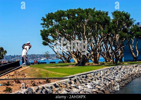 SAN DIEGO, Ca - Mai 02,2014: Küssen sailor Statue, bekannt als bedingungslose Kapitulation - bekannten Ort in der Stadt von San Diego, Kalifornien, Vereinigte Staaten von Ameri Stockfoto