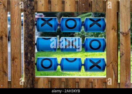 Nullen und Kreuze oder Tic-Tac-Toe Spiel auf einem Spielplatz Zaun. Stockfoto