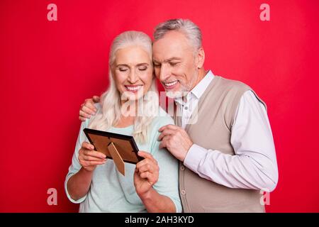 Nahaufnahme Foto schön sie ihr, daß er ihn im Alter von weißem Haar Kerl lady Partner Paar halten alte zum ersten Mal verheiratet Bild Bild voller Gefühle tragen Pullover Stockfoto