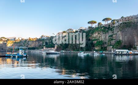 Sorrento, Badeort an der berühmten Amalfiküste, in den Golf von Neapel und in der Nähe von Amalfi, Positano und Pompeji. Blick auf den Hafen Stockfoto