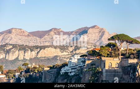 Sorrento, an der berühmten Amalfiküste, in den Golf von Neapel und in der Nähe von Amalfi, Positano und Pompeji. Blick auf die Klippe Seite der Stadt und die Berge Stockfoto