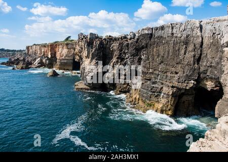 Schöne Antenne lebendigen Blick auf Boca do Inferno, Hell's Mouth, Cascais, in Lissabon, Portugal Stockfoto