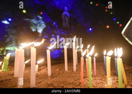 Guwahati, Assam, Indien. 24 Dez, 2019. Devotees Kerzen an Heiligen Johns Kirche, am Vorabend von Weihnachten in Guwahati. Quelle: David Talukdar/ZUMA Draht/Alamy leben Nachrichten Stockfoto